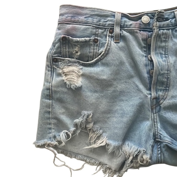 Light Wash Levi 501 Jean Shorts - Picture 3 of 3